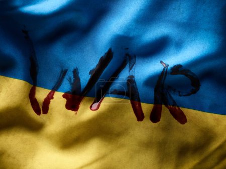 Foto de Bandera ucraniana con palabra sangrienta Guerra escrita en ella - Imagen libre de derechos