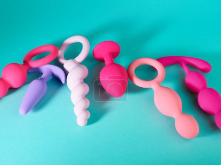 Téléchargez les photos : Tas de silicone sex toys sur turquoise fond - en image libre de droit
