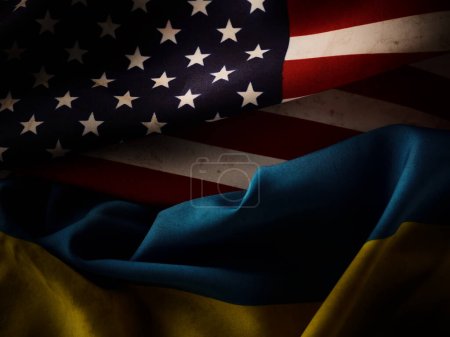 Téléchargez les photos : Grunge fond de deux drapeaux de l'Ukraine et des États-Unis d'Amérique - en image libre de droit
