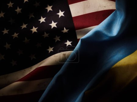 Téléchargez les photos : Grunge fond de deux drapeaux de l'Ukraine et des États-Unis d'Amérique - en image libre de droit