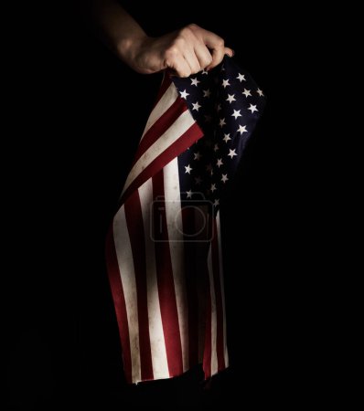 Foto de Fondo del Día de los Caídos. Mano humana sosteniendo bandera grunge de los Estados Unidos de América - Imagen libre de derechos