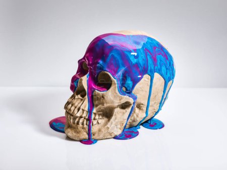 Téléchargez les photos : Peintures coulant sur le crâne humain fond abstrait - en image libre de droit
