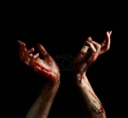 Foto de Manos espeluznantes de muertos vivientes con sangre goteando sobre fondo negro - Imagen libre de derechos