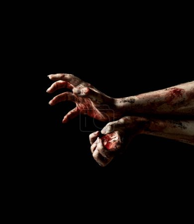 Téléchargez les photos : Mains effrayantes de morts-vivants avec du sang qui coule sur fond noir - en image libre de droit
