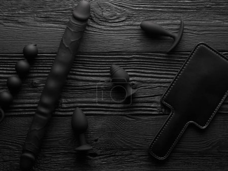 Foto de BDSM juguetes sexuales sobre fondo de madera negro - Imagen libre de derechos