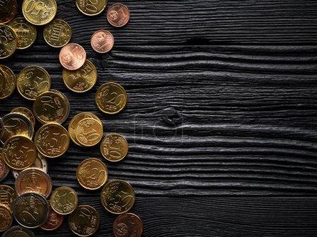 Téléchargez les photos : Argent fond avec centimes d'euro sur fond en bois noir - en image libre de droit