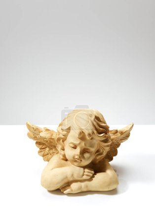 Foto de Estatua antigua de ángel aislado sobre fondo blanco - Imagen libre de derechos