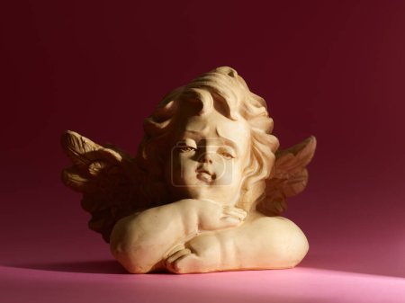 Téléchargez les photos : Statue d'un ange illuminée par le rayon de soleil - en image libre de droit