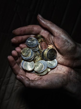 Foto de Mano sosteniendo monedas de céntimos de euro - Imagen libre de derechos