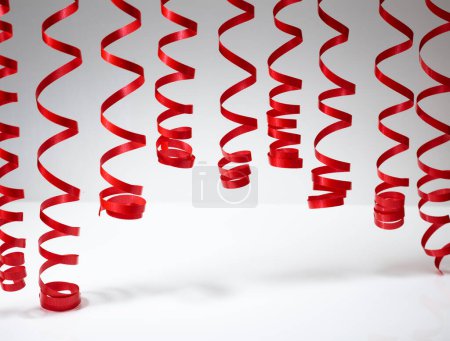 Foto de Cinta espiral roja decorativa sobre fondo gris - Imagen libre de derechos