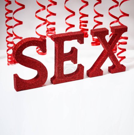 Foto de Palabra de sexo con cinta roja aislada sobre fondo blanco - Imagen libre de derechos