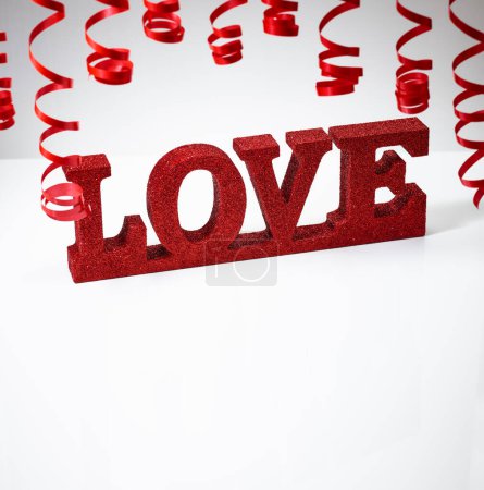 Foto de Cinta roja y palabra amor sobre fondo blanco aislado - Imagen libre de derechos