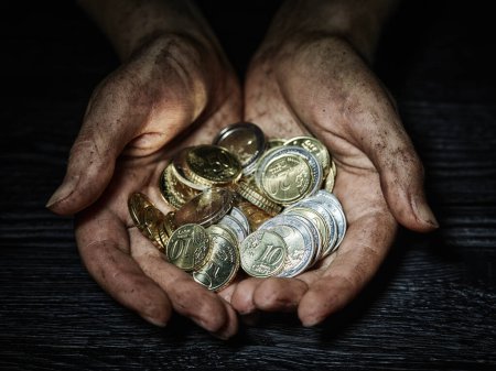 Téléchargez les photos : Mains humaines tenant un centimes d'euro pièces - en image libre de droit