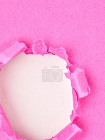 Foto de Papel rosa rasgado con agujero en el centro - Imagen libre de derechos