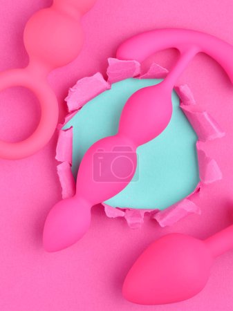 Foto de Anal plugs and dildo sex toys over pink background - Imagen libre de derechos