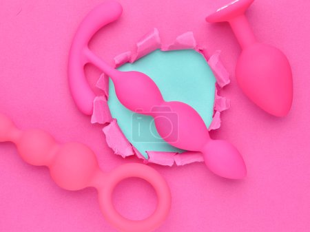 Téléchargez les photos : Anal plugs and dildo sex toys over pink background - en image libre de droit