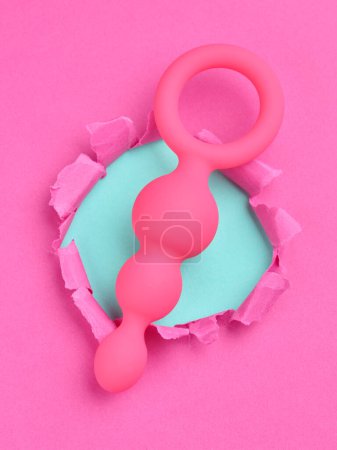 Téléchargez les photos : Anal plugs and dildo sex toys over pink background - en image libre de droit