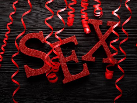 Téléchargez les photos : Sexe 3d mot avec ruban rouge isolé sur fond blanc - en image libre de droit