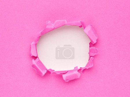 Téléchargez les photos : Papier rose déchiré avec trou au centre - en image libre de droit