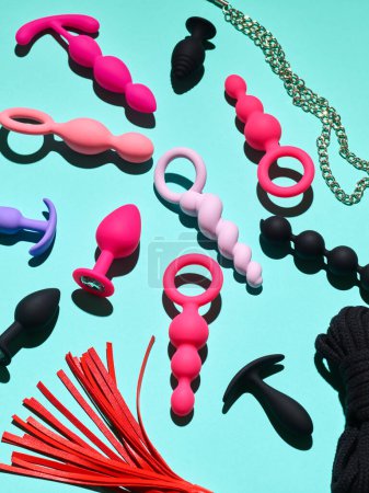 Téléchargez les photos : Sex toys background. anal plugs and dildo over blue backdrop - en image libre de droit