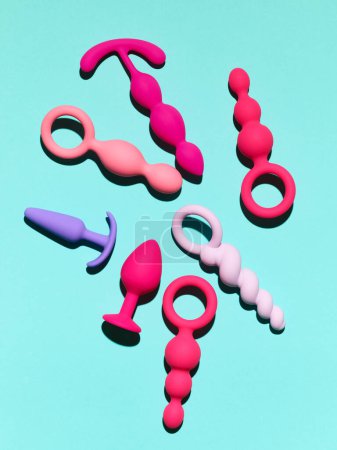 Téléchargez les photos : Sex toys background. anal plugs and dildo over blue backdrop - en image libre de droit