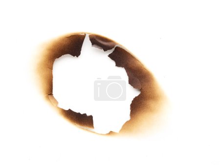 Foto de Agujero en el papel quemado aislado sobre fondo blanco - Imagen libre de derechos