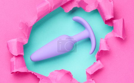 sex toy sur le trou dans fond de papier rose