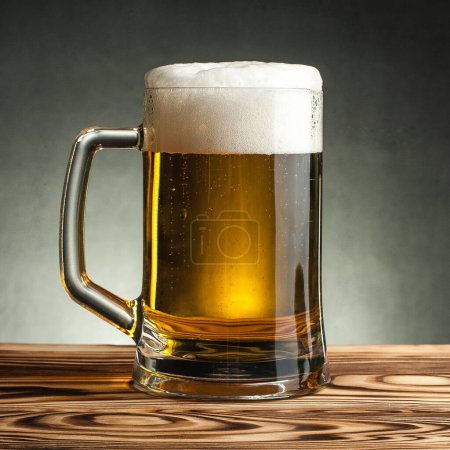Téléchargez les photos : Un verre de bière légère artisanale froide sur fond sombre. Modèle de maquette - en image libre de droit