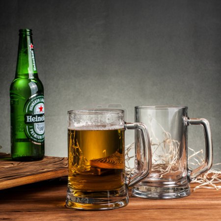 Téléchargez les photos : Un verre de bière légère artisanale froide sur fond sombre. Modèle de maquette - en image libre de droit