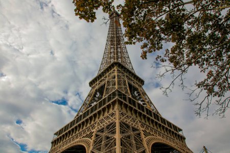 Foto de La Torre Eiffel sobre el fondo de nubes y árboles, en verano - Imagen libre de derechos