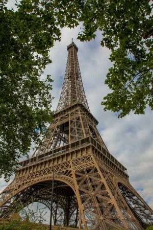 Foto de La Torre Eiffel sobre el fondo de nubes y árboles, en verano - Imagen libre de derechos