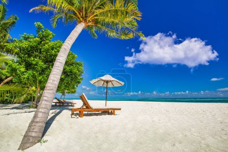 Foto de Tumbonas con sombrilla en la orilla del mar clara - concepto de vacaciones de lujo - Imagen libre de derechos