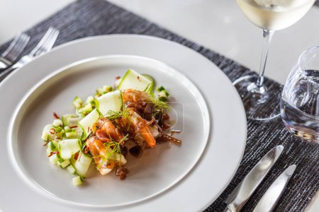 Téléchargez les photos : Crevettes épicées complimentées de courgettes tranchées - en image libre de droit