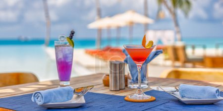 Téléchargez les photos : Cocktails servis sur table à la station tropicale - en image libre de droit