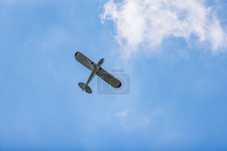 Téléchargez les photos : Vue du bas du petit avion dans le ciel bleu - en image libre de droit