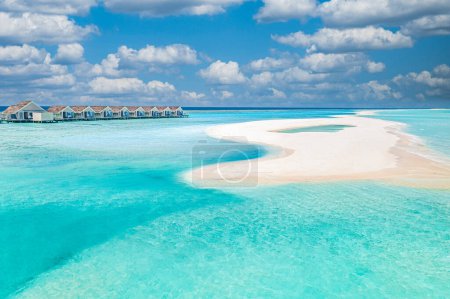 Téléchargez les photos : Tropical scenery in daytime - turquoise seaside with transparent water - en image libre de droit