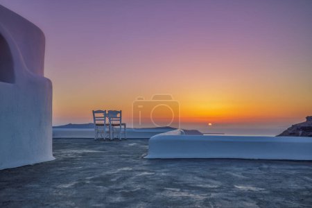 Téléchargez les photos : Deux chaises sur villa tropicale avec vue au coucher du soleil - en image libre de droit