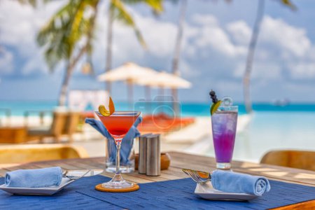 Foto de Cócteles servidos en la mesa en el resort tropical - Imagen libre de derechos