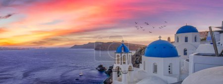 Foto de Puesta de sol escénica vista en la isla de Santorini, Grecia. - Imagen libre de derechos