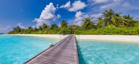 Foto de Pier made with wooden planks leading to paradise island with palms - Imagen libre de derechos