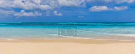 Téléchargez les photos : Magnificent turquoise sea with blue sky background - en image libre de droit