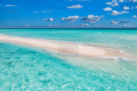Téléchargez les photos : Magnificent turquoise sea with blue sky background - en image libre de droit