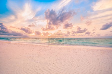 Téléchargez les photos : Gros plan plage de sable de mer. Paysage de plage panoramique. Inspirez l'horizon des vagues du paysage marin tropical. Ciel orangé et doré coucher de soleil calme calme relaxant lumière du soleil été. Bannière vacances voyage vacances - en image libre de droit
