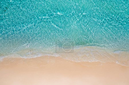 Foto de Playa aérea relajante, bandera de paisaje tropical mediterráneo de vacaciones de verano. Olas surf increíble laguna azul océano, costa del mar. Hermosa vista aérea superior del dron. Playa tranquila, surf junto al mar - Imagen libre de derechos