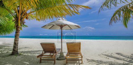 Foto de Playa tropical naturaleza como paisaje de verano con tumbonas camas hojas de palmera y mar tranquilo para banner de playa. Paisaje de viaje de lujo, hermoso destino para vacaciones o vacaciones. Escena de playa - Imagen libre de derechos