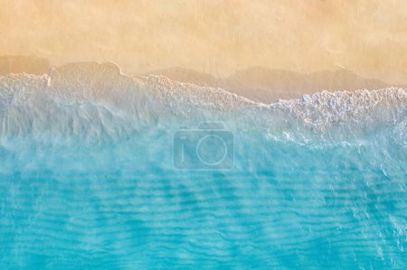 Téléchargez les photos : Plage aérienne relaxante, vacances d'été paysage tropical méditerranéen bannière. Vagues surf incroyable lagon bleu océan, littoral de la mer. Belle vue aérienne sur le dessus du drone. Plage paisible, surf en bord de mer - en image libre de droit