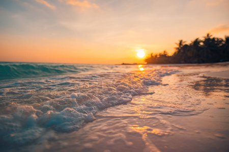 Foto de Fantástica vista de cerca de las tranquilas olas de agua de mar con luz solar naranja al amanecer. Isla tropical playa paisaje, costa exótica. Vacaciones de verano, vacaciones increíble naturaleza escénica. Relájese paraíso - Imagen libre de derechos