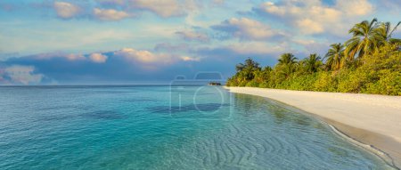 Foto de Maldivas tropical playa fondo verano relajarse paisaje, arena blanca mar tranquilo con palmeras, isla panorámica. Increíble playa paraíso vacaciones y vacaciones de verano paisaje marino. Destino de viaje de lujo - Imagen libre de derechos