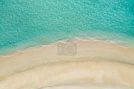 Foto de Relajante escena aérea de playa, banner de la plantilla de vacaciones de verano. Olas de surf con increíble laguna azul del océano, la orilla del mar, la costa. Vista superior del dron aéreo perfecto. Playa tranquila y luminosa, junto al mar - Imagen libre de derechos