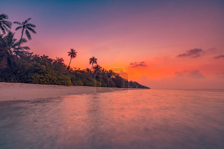 Foto de Fantástica vista de cerca de las tranquilas olas de agua de mar con luz solar naranja al amanecer. Isla tropical playa paisaje, costa exótica. Vacaciones de verano, vacaciones increíble naturaleza escénica. Relájese paraíso - Imagen libre de derechos